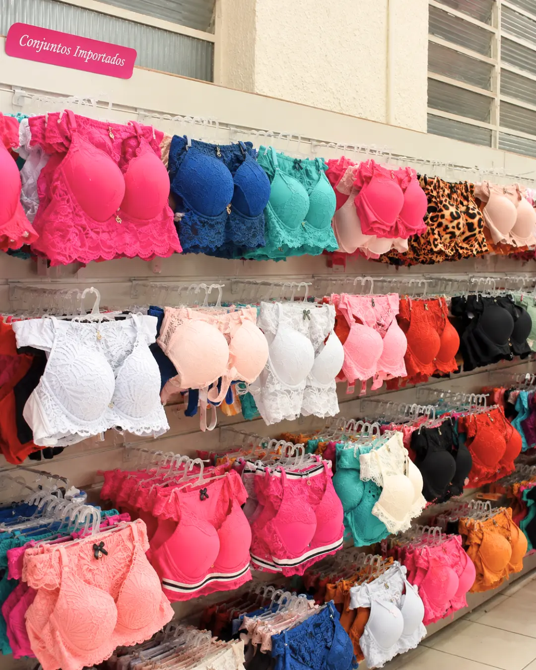 Conjuntos de lingerie importados expostos por cor