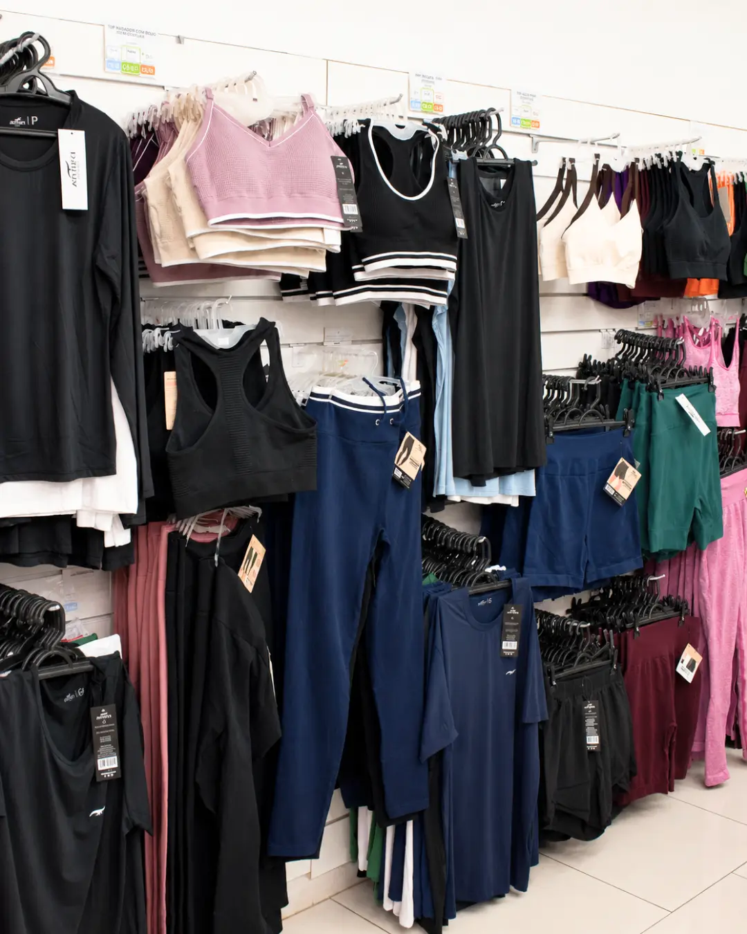 Seção de moda fitness e roupas leves