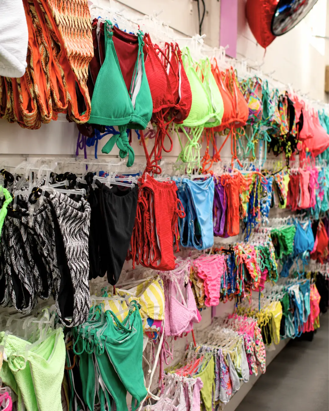 Seção de moda praia com biquínis coloridos